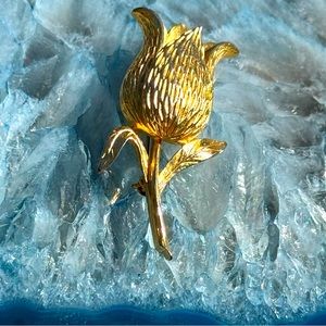 🌹 Vintage Gold-Tone Tulip Brooch – Elegant Floral Statement